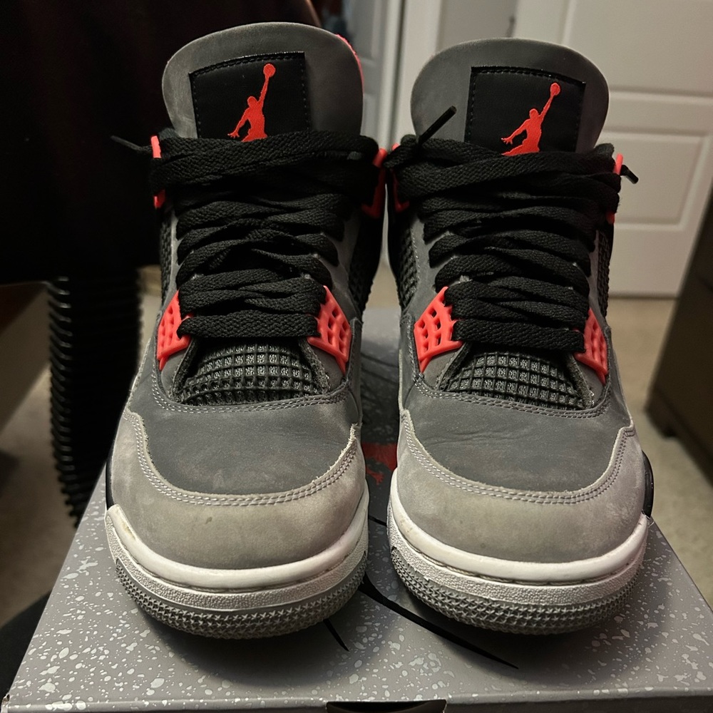 Jordan 4 retro Dark Grey/Infrared size 9 men’s. Great condition.
